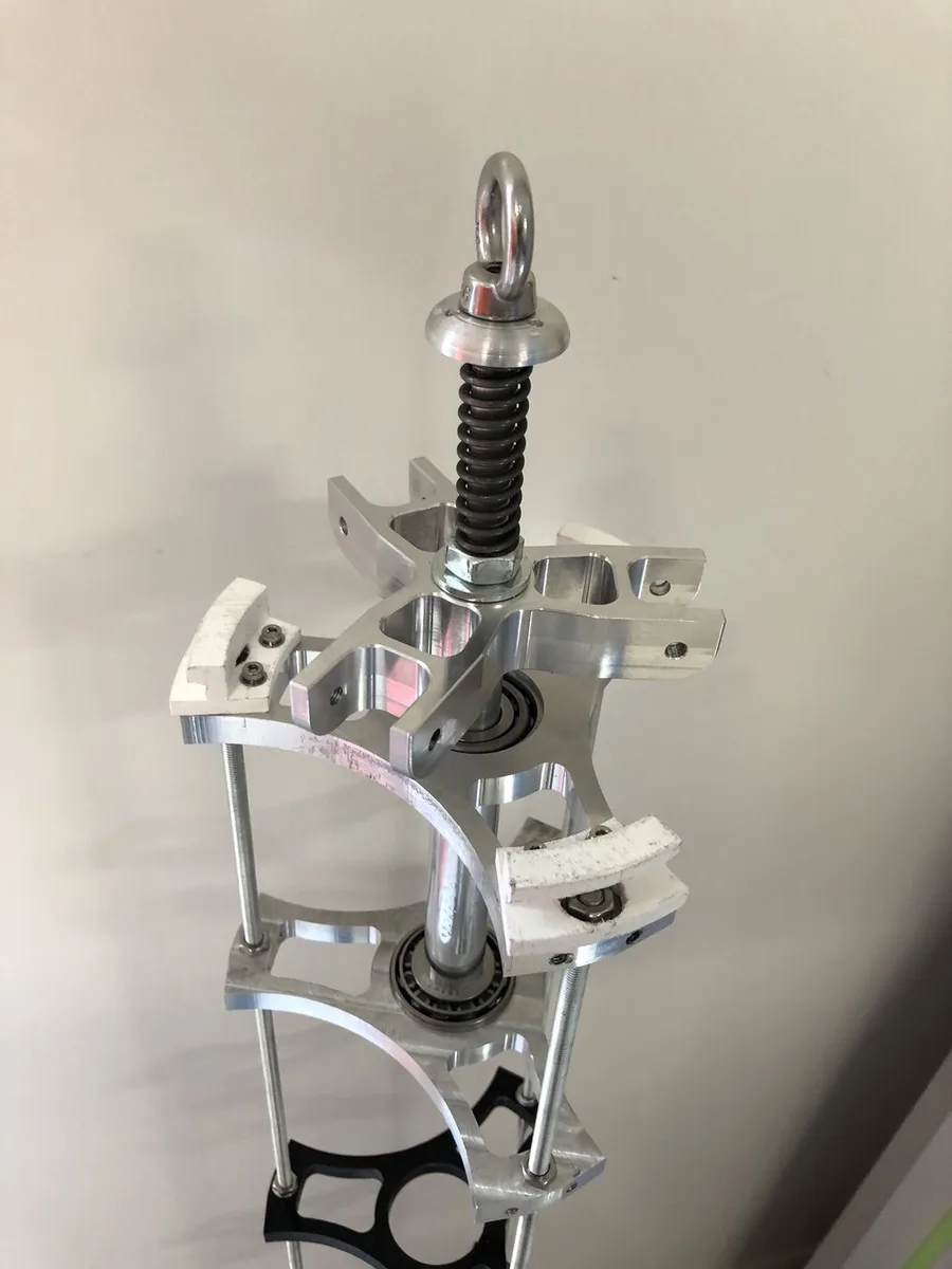 Machined aluminium rotor hub mounted on the upper structure